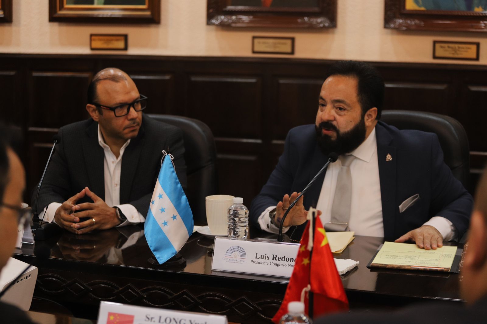 Denuncian a Luis Redondo por irregularidades legales en manejo de renuncia en el CNE