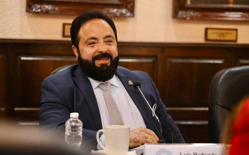 Denuncian influencia indebida de Luis Redondo en autorización de banco vinculado a su entorno familiar