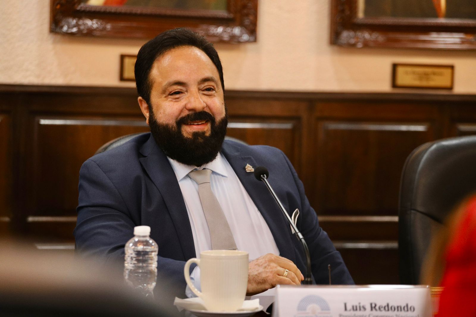 Denuncian influencia indebida de Luis Redondo en autorización de banco vinculado a su entorno familiar